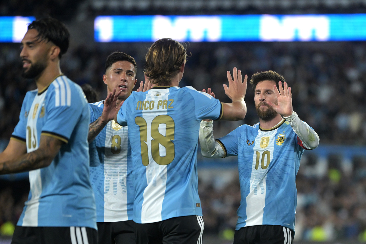 سكالوني يؤجل حسم هوية حامل الرقم 10 في منتخب الأرجنتين بعد اعتزال ميسي