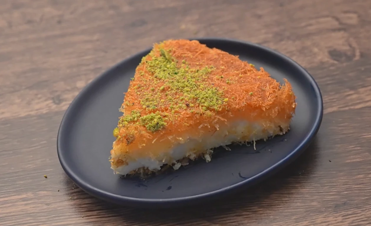 طريقة عمل صينية الكنافة بالقشطة بطريقة بيتي سهلة وطعم زي الجاهزة تمامًا