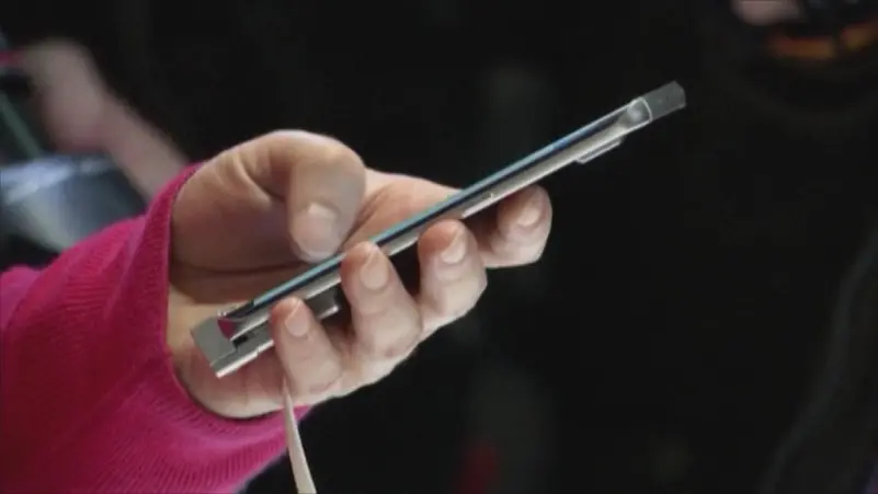 فرض رسوم على الهواتف القادمة من الخارج.. مش هتعدي المطار غير أما تدفع