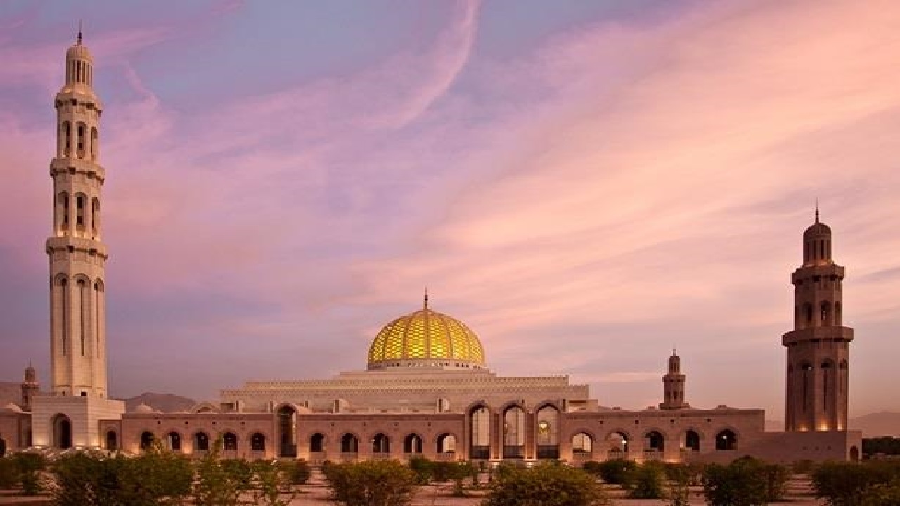 كم قيمة رسوم دخول جامع السلطان قابوس الأكبر بمسقط عمان وما الفئات المستثناة بعد قرارات الديوان السلطاني الجديدة؟