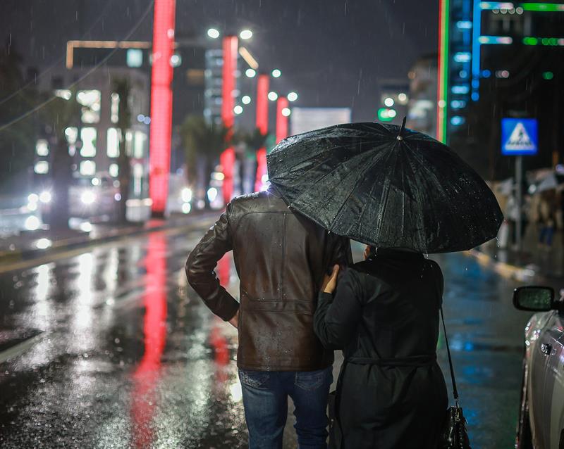 الحكومة العراق تحذر المواطنين من طقس غدًا.. عاصفة ممطرة وكتلة قطبية