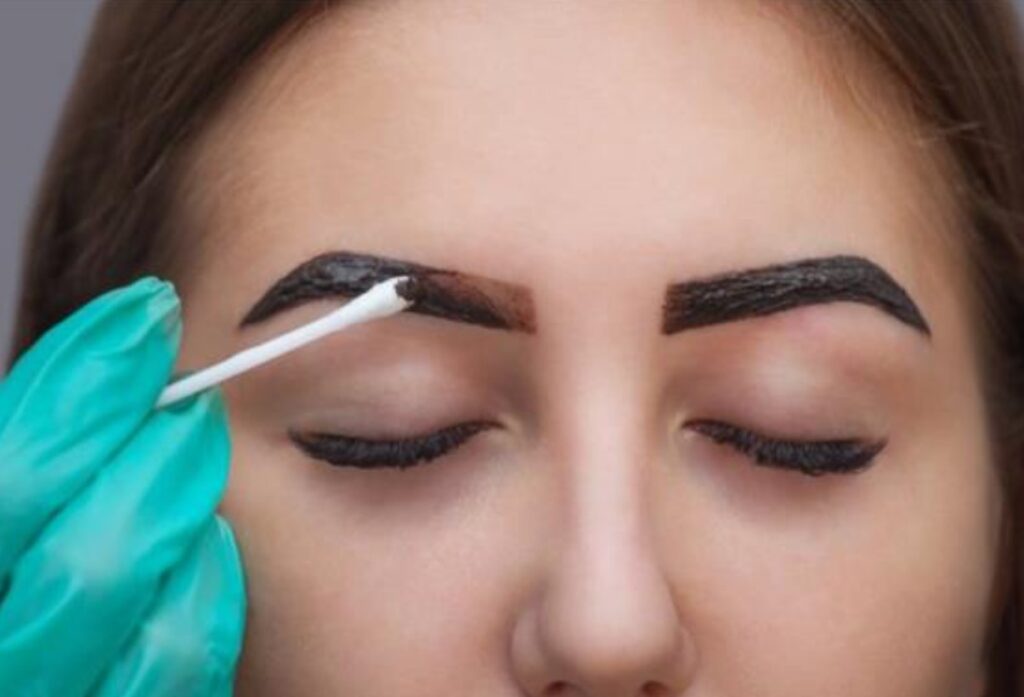  صبغ الحواجب طبيعياً باللون البني الجذاب