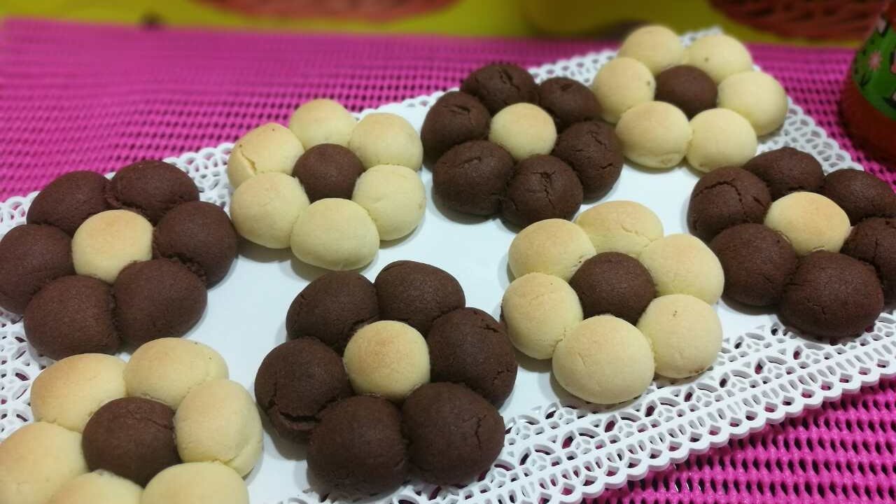 ببيضة واحدة وبغطا زجاجة! .. طريقة عمل بسكويت الوردة التركي الهش يذوب في الفم