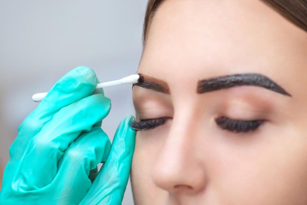 صبغ الحواجب في المنزل باللون البني الفاتح