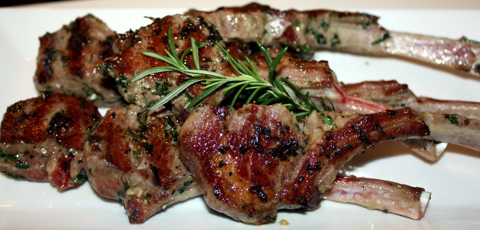 طرية وطعمها جوسي.. اكتشفي سر تتبيلة الريش الضاني المثالية للشوي في عيد الأضحى