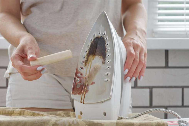 “خطيرة”: طرق بسيطة لتنظيف المكواة في دقائق.. هترجع تلمع من جديد