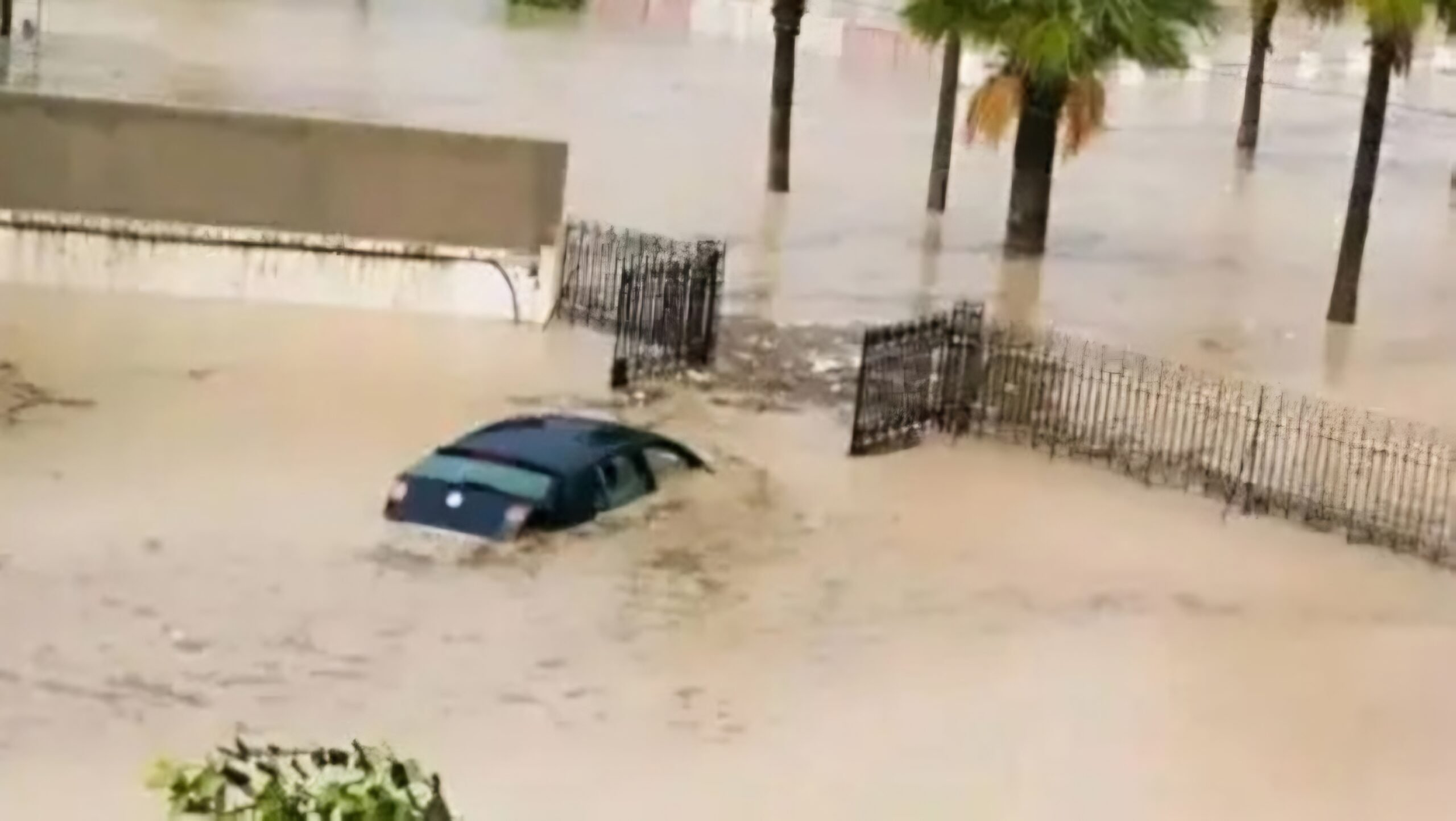 فيضانات تونس اليوم الامطار الغزيرة تغمر المدن تحذيرات رسمية تدخلات عاجلة للحماية المدنية واستنفار لمواجهة التقلبات الجوية القوية